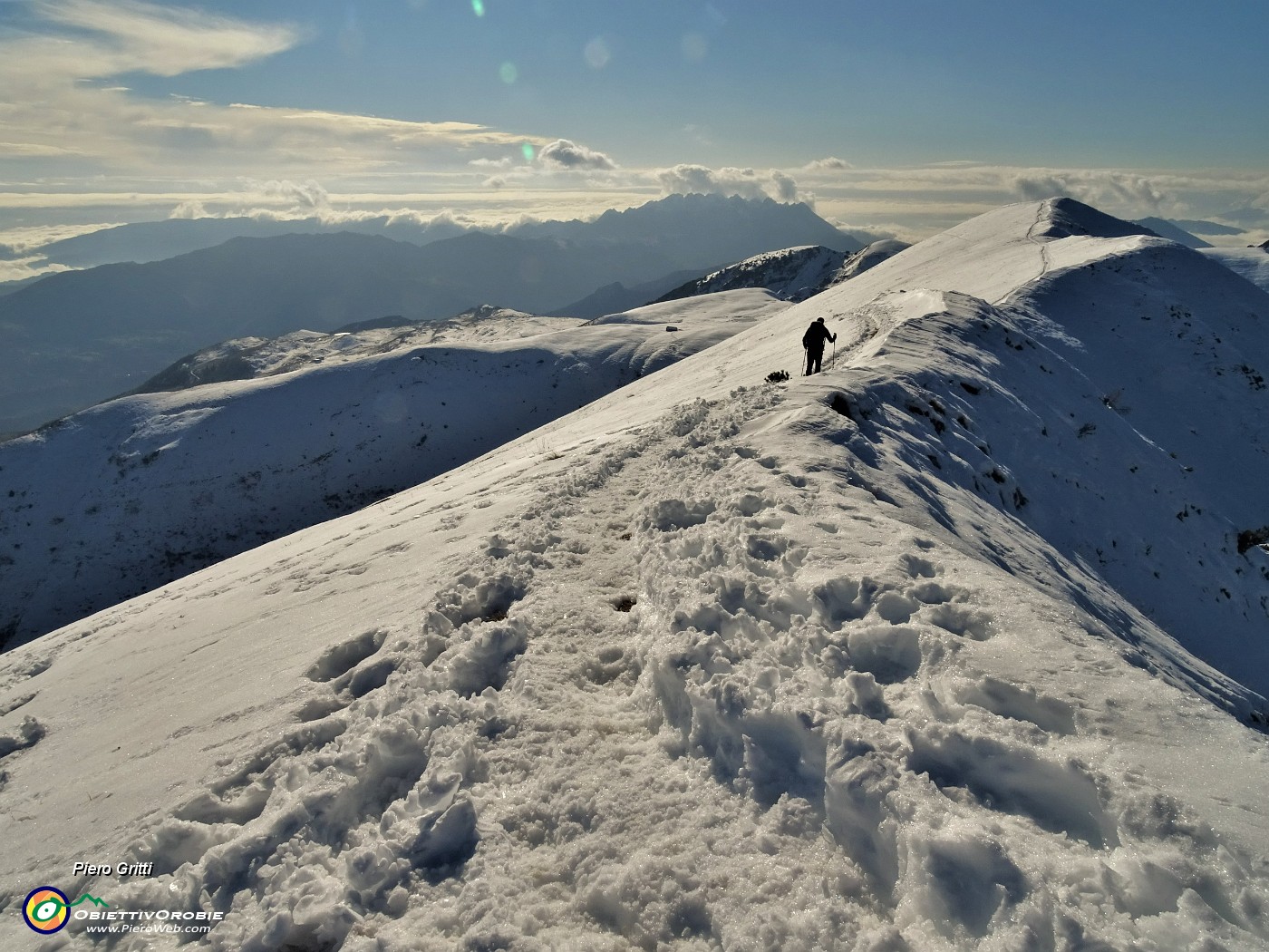 05 In cresta di vetta pestando neve dal Baciamorti (2009 m) all'Aralalta (2008 m).JPG
